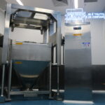 Laboratório Teuto amplia capacidade produtiva com nova máquina de mistura para medicamentos 