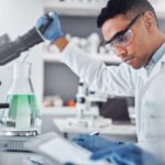 Dia do farmacêutico: descubra o vasto universo da profissão na indústria e na saúde pública